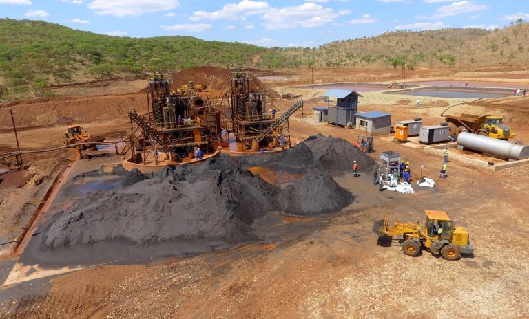 Le Zimbabwe envisage d’utiliser les revenus miniers pour indemniser les fermiers blancs (ministre)