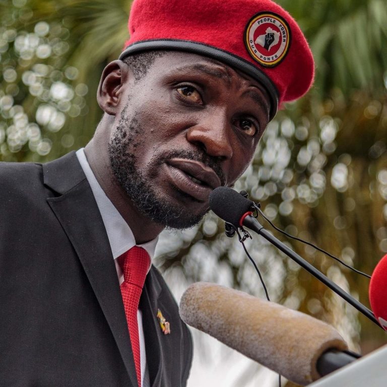Ouganda: Bobi Wine veut demander à la CPI d’enquêter sur des meurtres et actes de torture