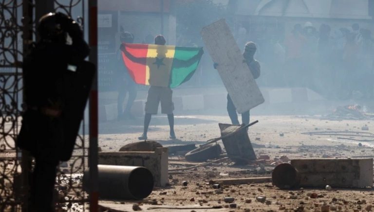 Sénégal : un mort dans des protestations contre l’arrestation du leader d’un parti de l’opposition Sénégal : un mort dans des protestations contre l’arrestation du leader d’un parti de l’opposition