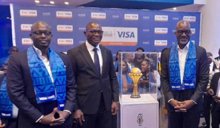 Le ministre Silas Metch présente le trophée de la CAN dans une banque à Abidjan