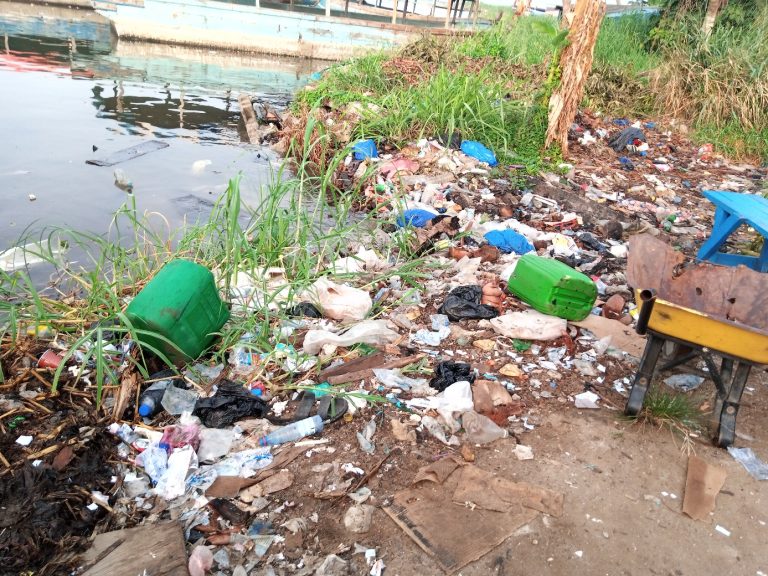 Pollution de la lagune: Les populations d’Abidjan invitées à jeter les ordures dans les points de collecte dédiés