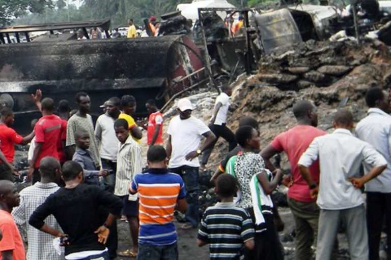 3 morts et 77 blessés dans une explosion massive provoquée par des explosifs dans une ville du sud du Nigéria