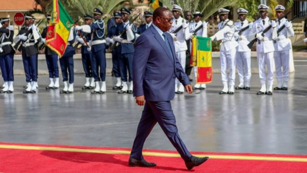 Macky Sall à coté des militaires