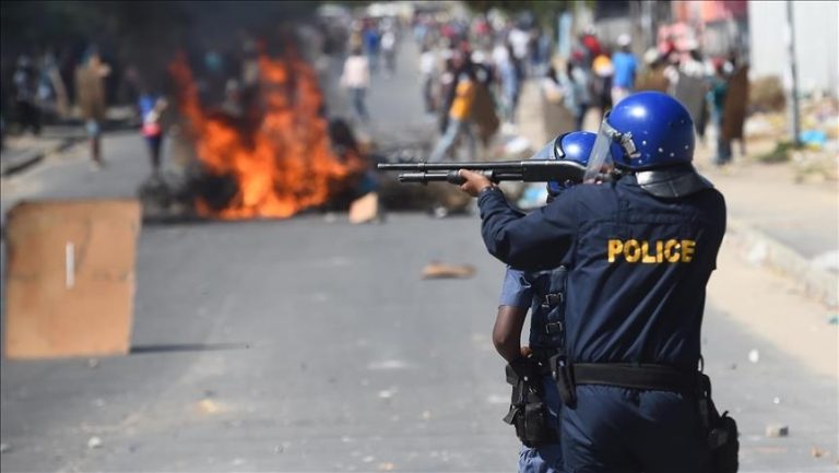 Afrique du Sud: trois gangsters présumés tués dans un échange de tirs avec la police