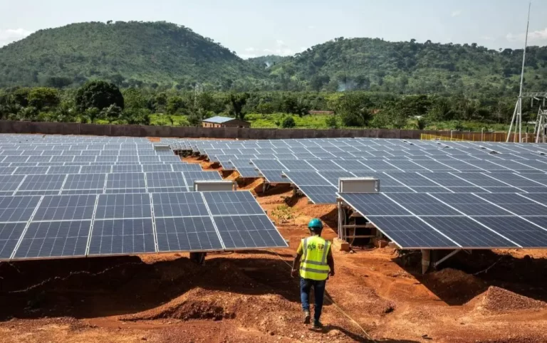 Le Mali va construire une nouvelle centrale solaire en partenariat avec la Chine