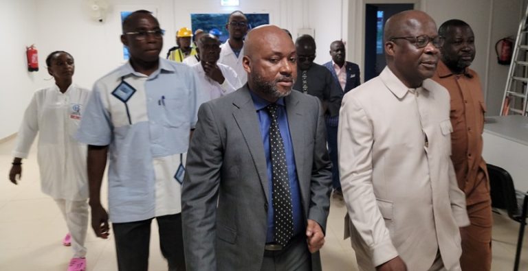 Le ministre Pierre Dimba s’enquiert de l’état d’avancement des travaux de l’hôpital public de Koun-Fao