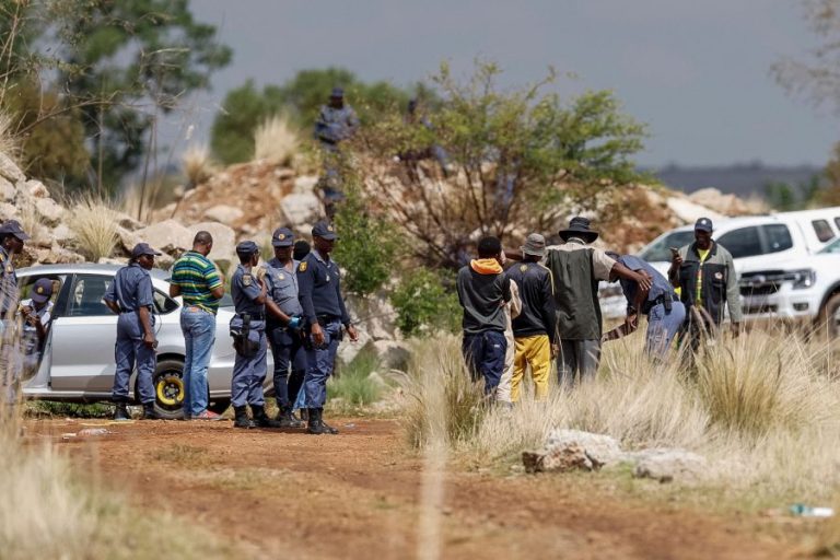 Mineurs bloqués dans le nord-ouest de l’Afrique du Sud : Une action en justice contre le gouvernement