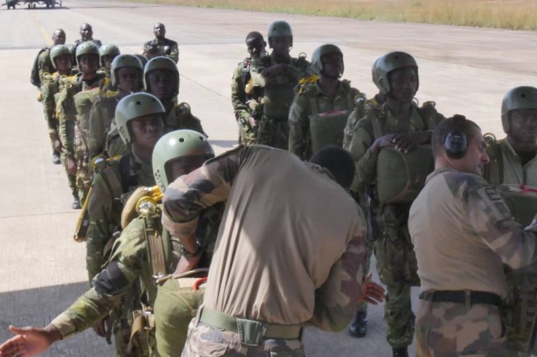 Côte d’Ivoire: Les forces armées ivoiriennes et françaises se félicitent du succès de la 3è manœuvre militaire aérienne conjointe à Gbeké