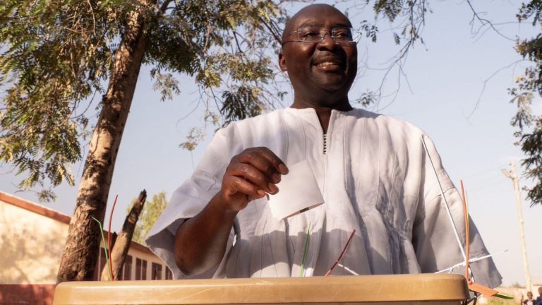 Présidentielle au Ghana: le candidat du parti au pouvoir reconnaît sa défaite