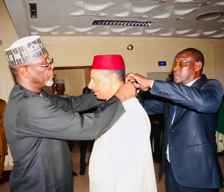 Niamey décore l’ambassadeur du Maroc, Allal Al Achabv
