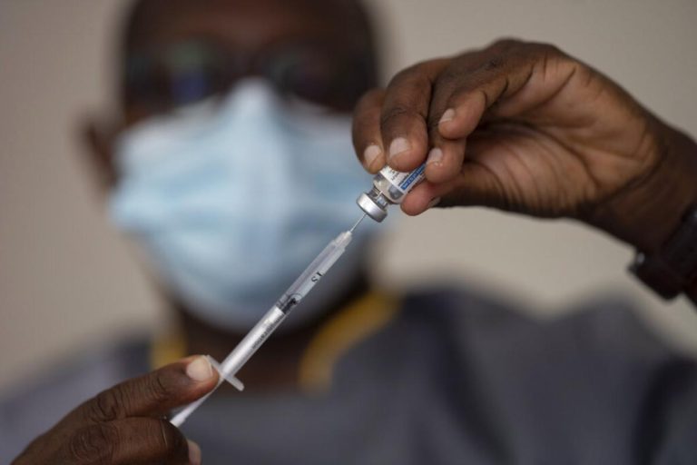 Sénégal: une ancienne ministre inculpée pour des irrégularités liées au Covid