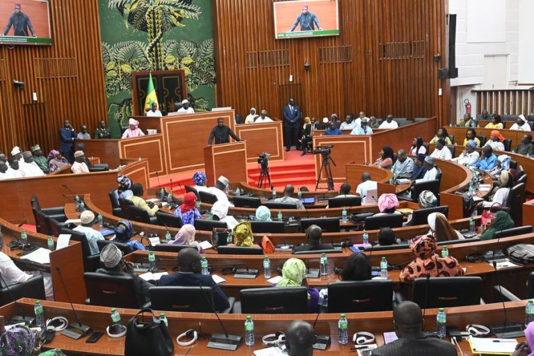 Sénégal: le gouvernement signe un pacte national de stabilité sociale avec les syndicats et le patronat