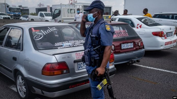 Un sergent de la police sud-africaine